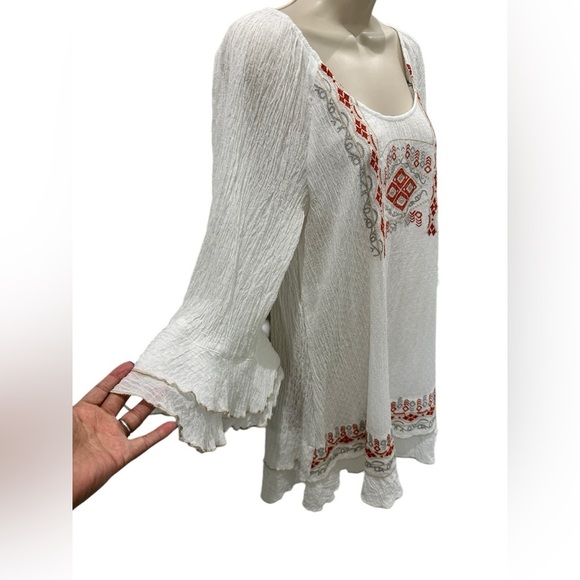 Simi Sue white geometric embroidered 3/4 bell sleeve top - Picture 5 of 6